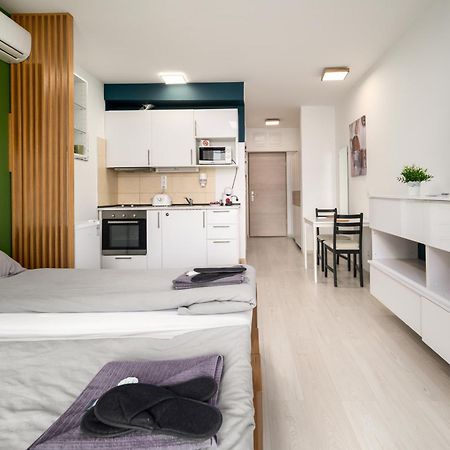 Atrium Residence Deluxe Suite-Free Parking Garage Same Building Budapest Bagian luar foto
