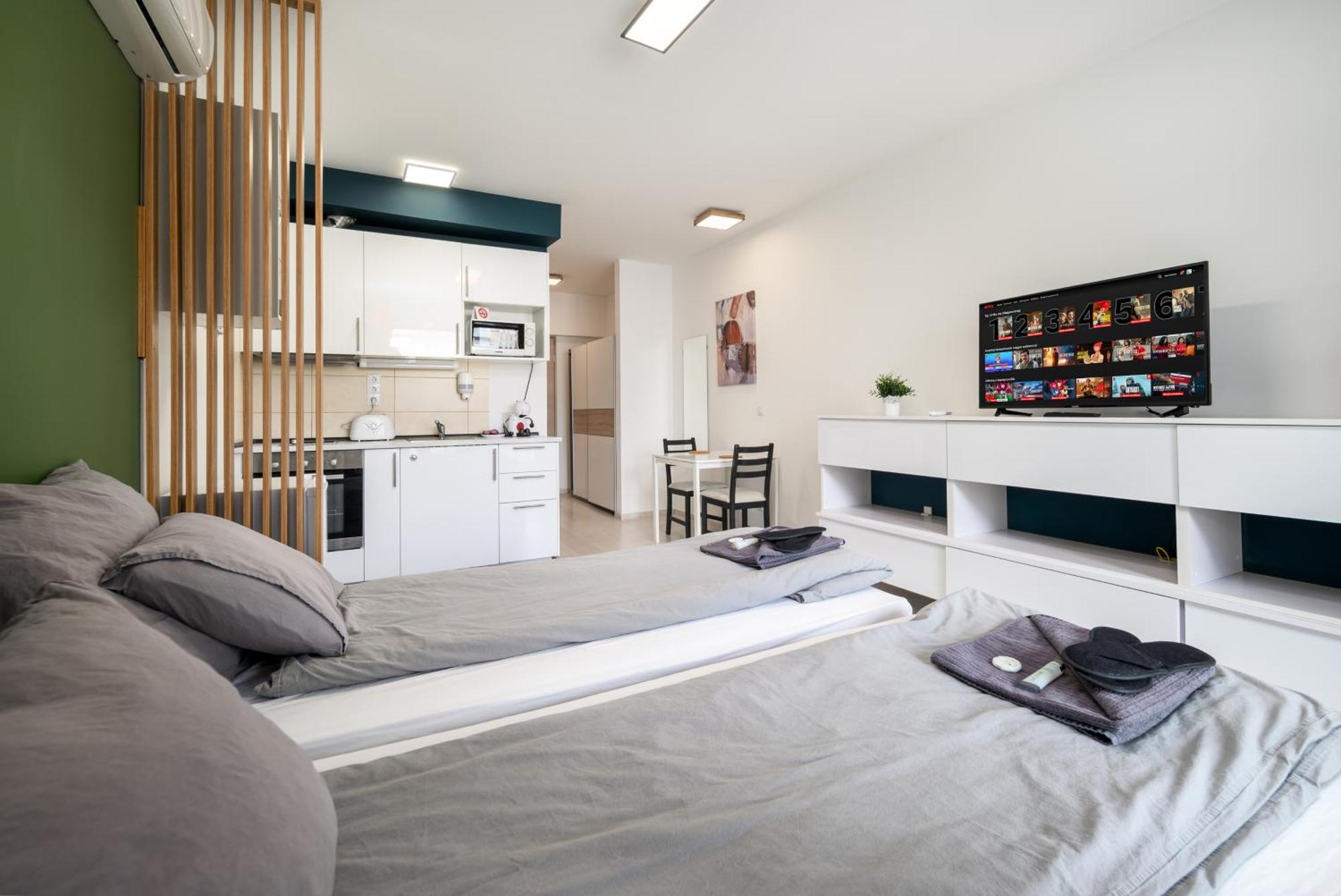 Atrium Residence Deluxe Suite-Free Parking Garage Same Building Budapest Bagian luar foto