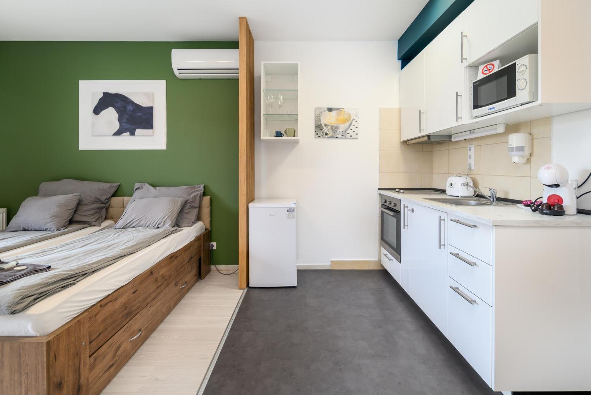 Atrium Residence Deluxe Suite-Free Parking Garage Same Building Budapest Bagian luar foto