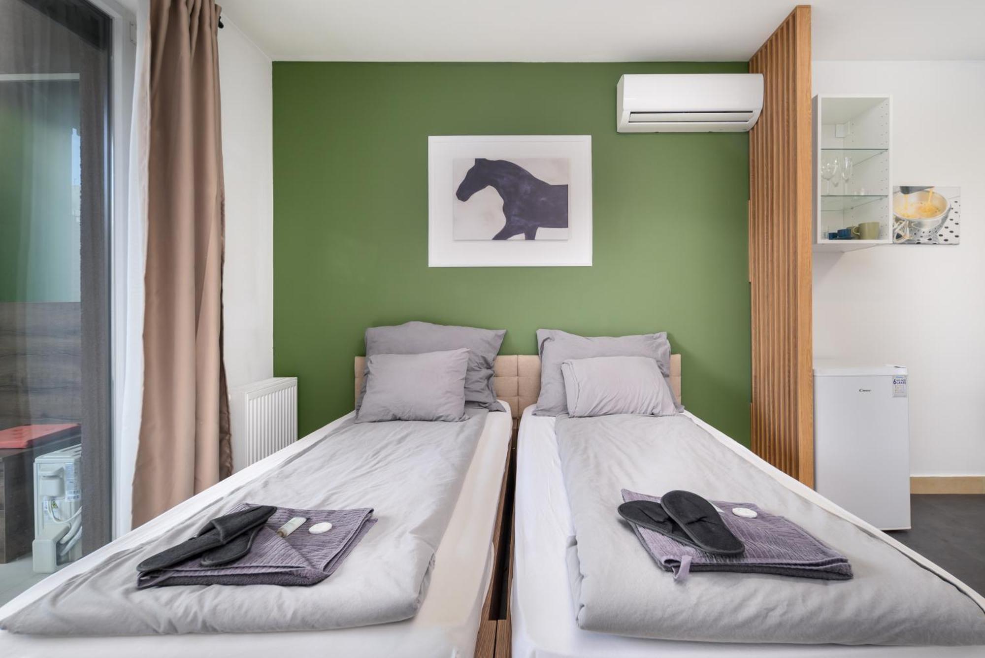 Atrium Residence Deluxe Suite-Free Parking Garage Same Building Budapest Bagian luar foto