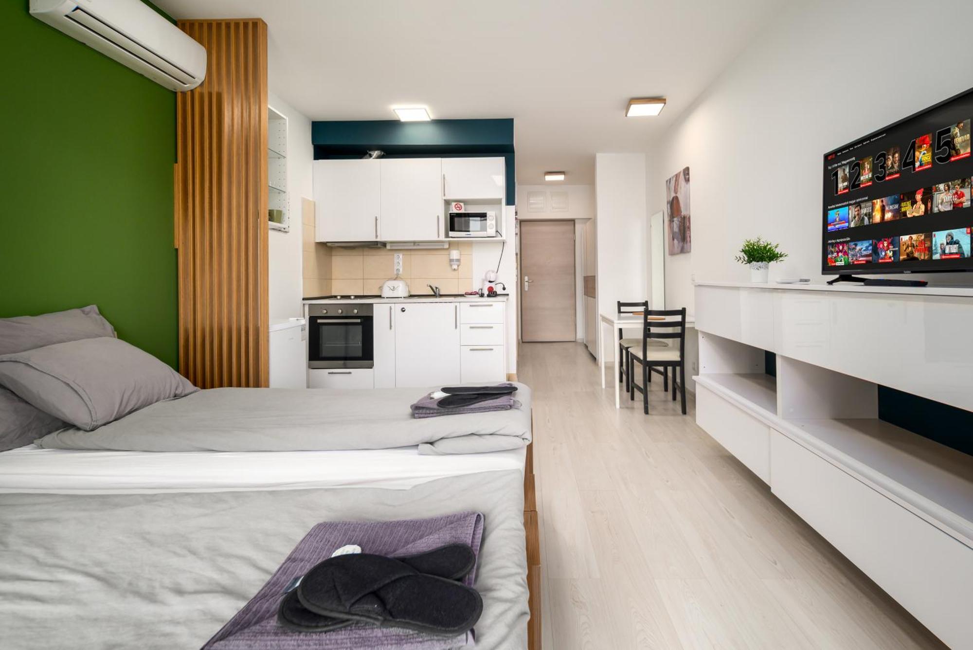 Atrium Residence Deluxe Suite-Free Parking Garage Same Building Budapest Bagian luar foto