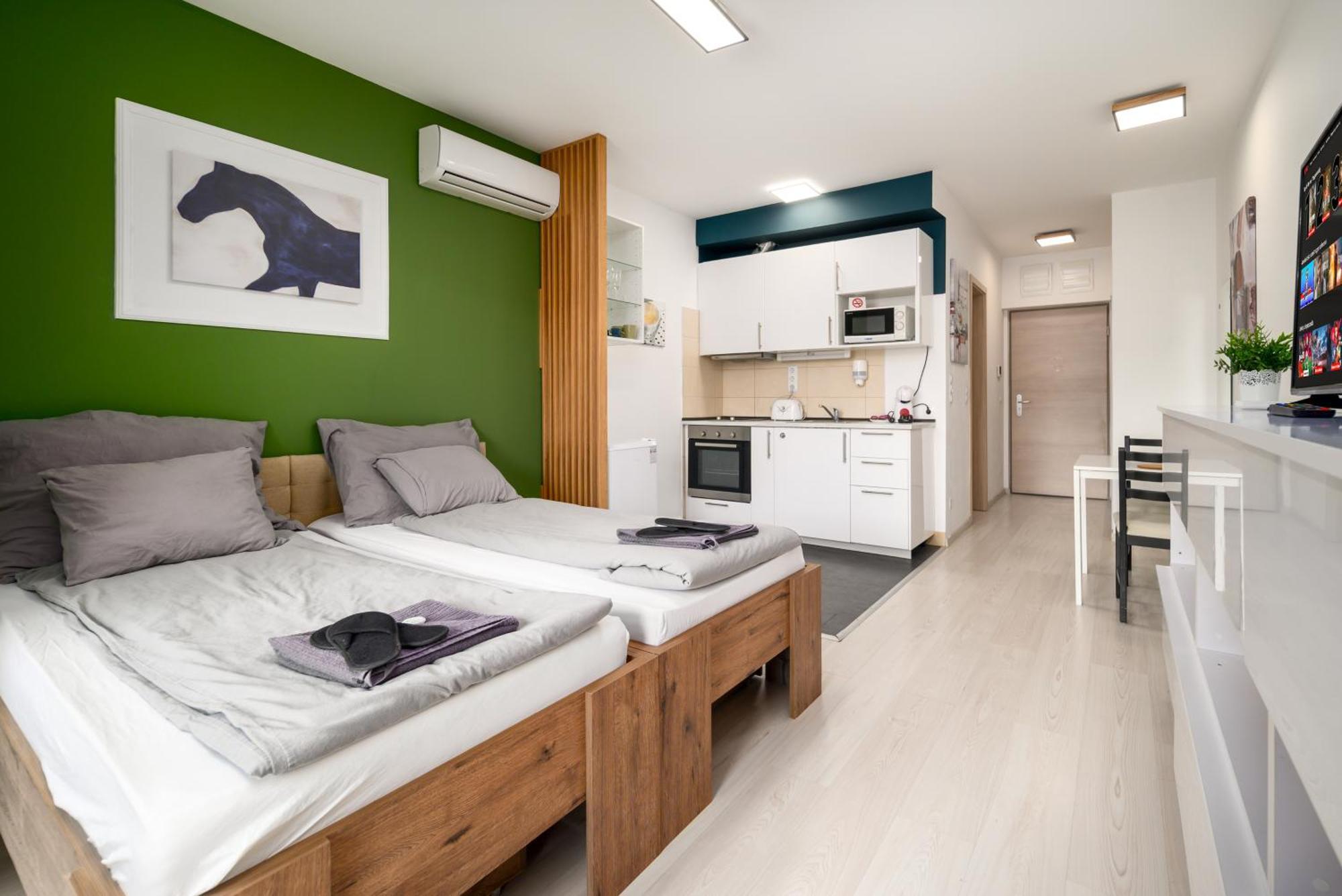 Atrium Residence Deluxe Suite-Free Parking Garage Same Building Budapest Bagian luar foto