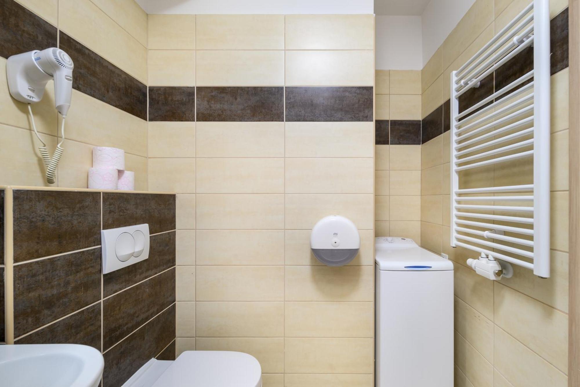 Atrium Residence Deluxe Suite-Free Parking Garage Same Building Budapest Bagian luar foto