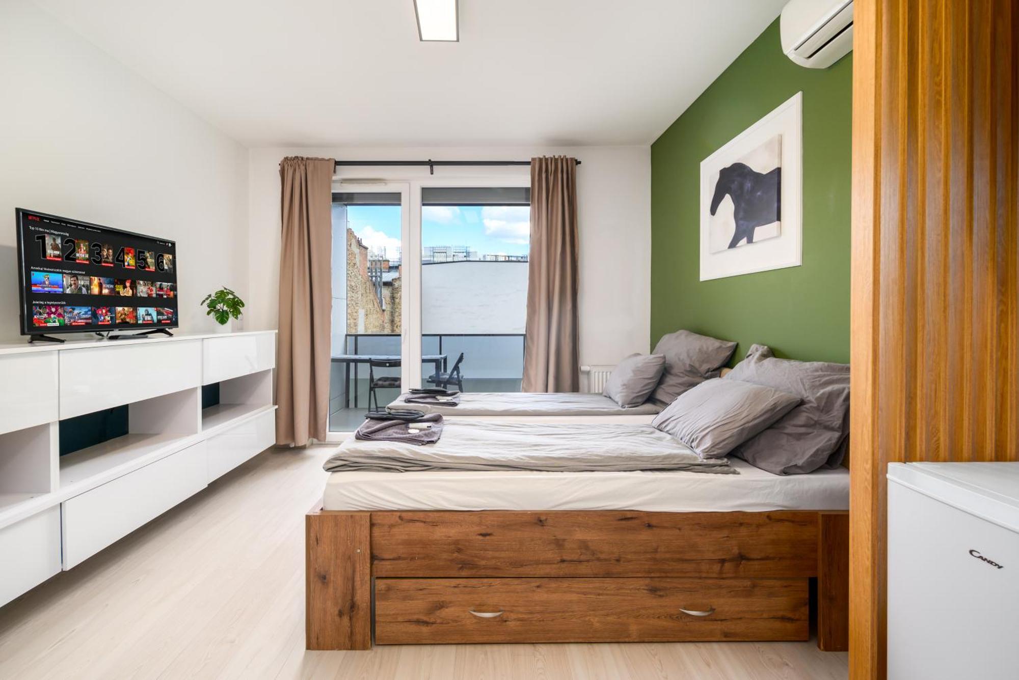 Atrium Residence Deluxe Suite-Free Parking Garage Same Building Budapest Bagian luar foto