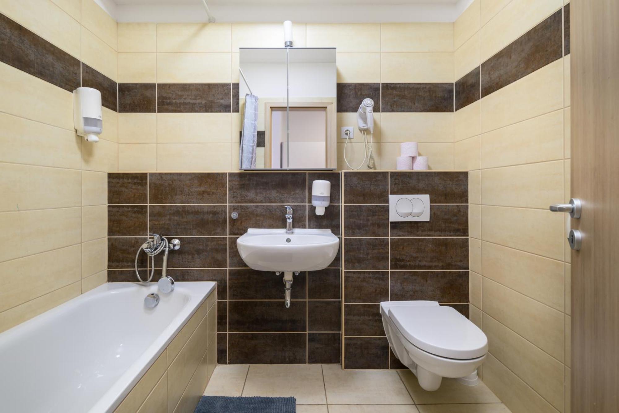 Atrium Residence Deluxe Suite-Free Parking Garage Same Building Budapest Bagian luar foto
